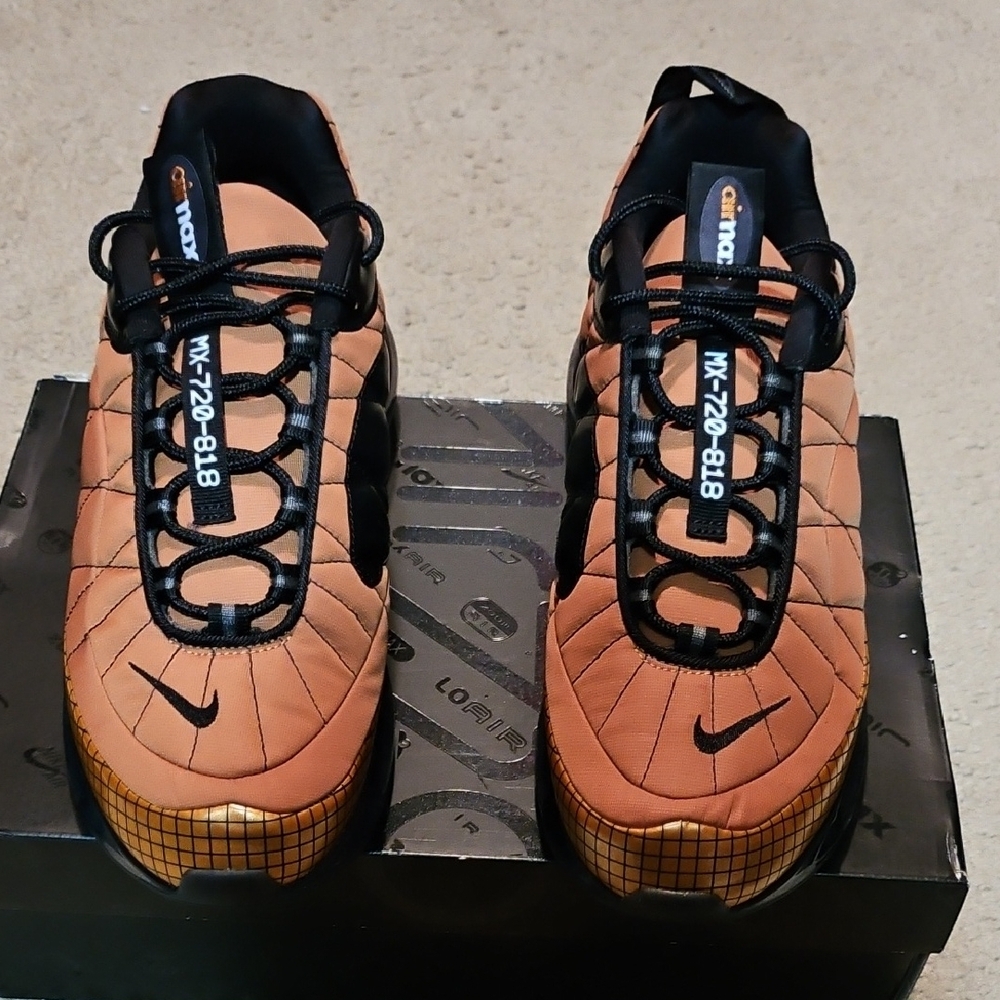 Nike 720-818 Men's Orange and Black Sneakers